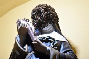 Milagre em Leme Imagem de Santa Rita acumula vespas às vésperas da semana santa