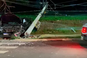 Motorista derruba poste na Av. Guilherme Dibbern, em Limeira