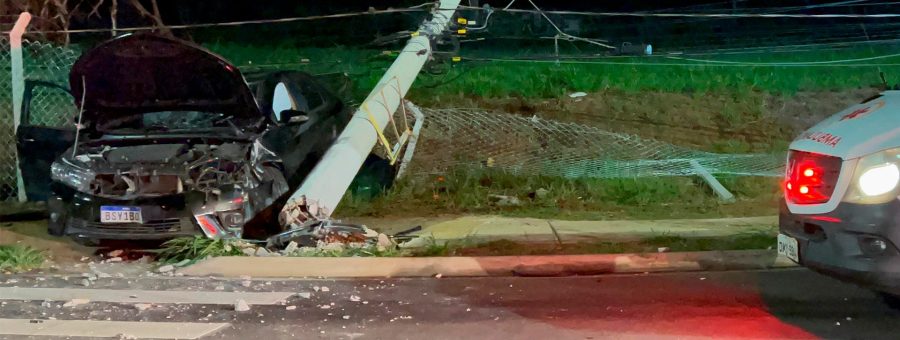 Motorista derruba poste na Av. Guilherme Dibbern, em Limeira