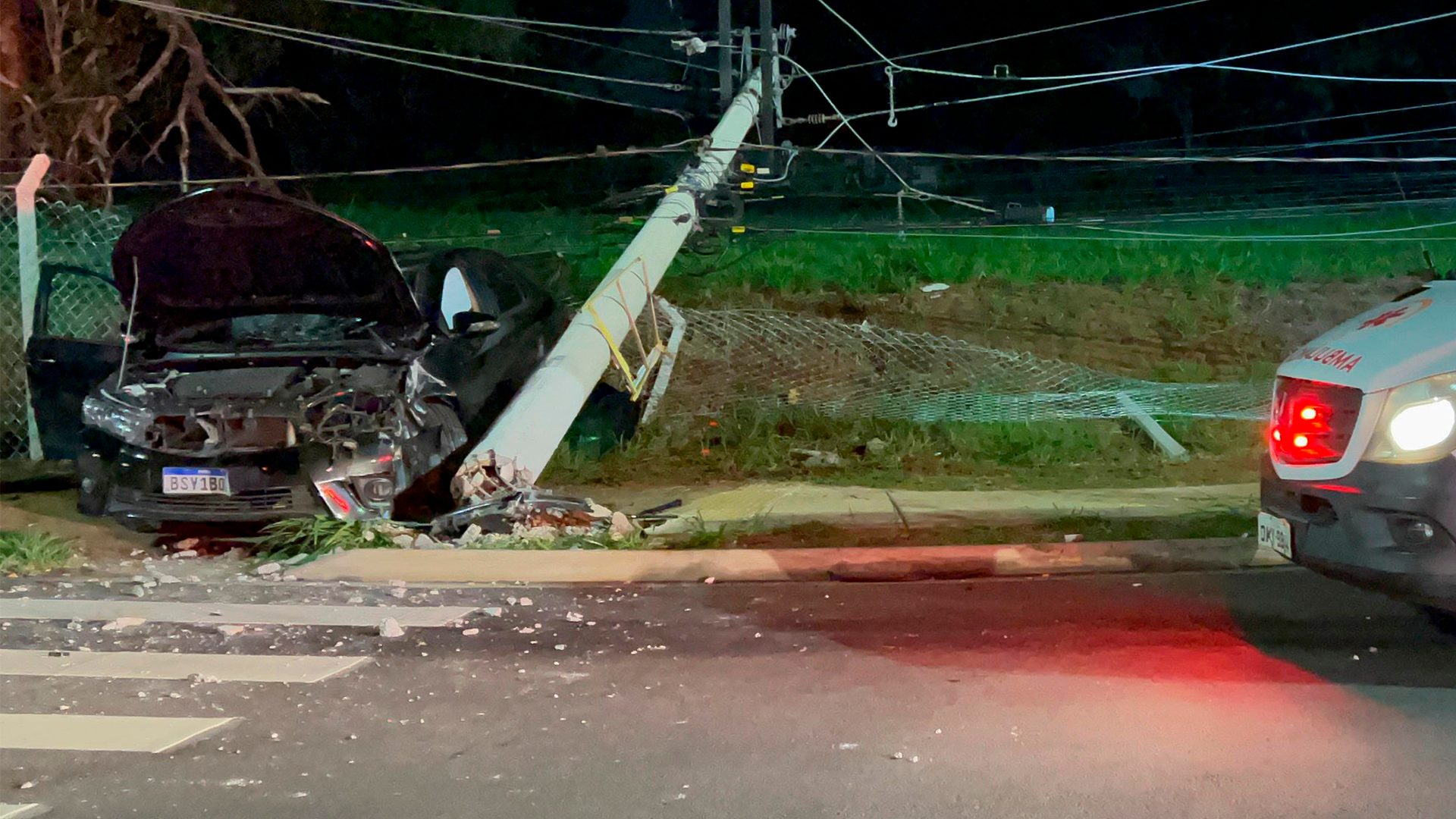 Motorista derruba poste na Av. Guilherme Dibbern, em Limeira