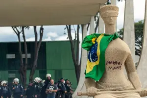 Mulher que pichou estátua do STF é condenada a 14 anos de prisão