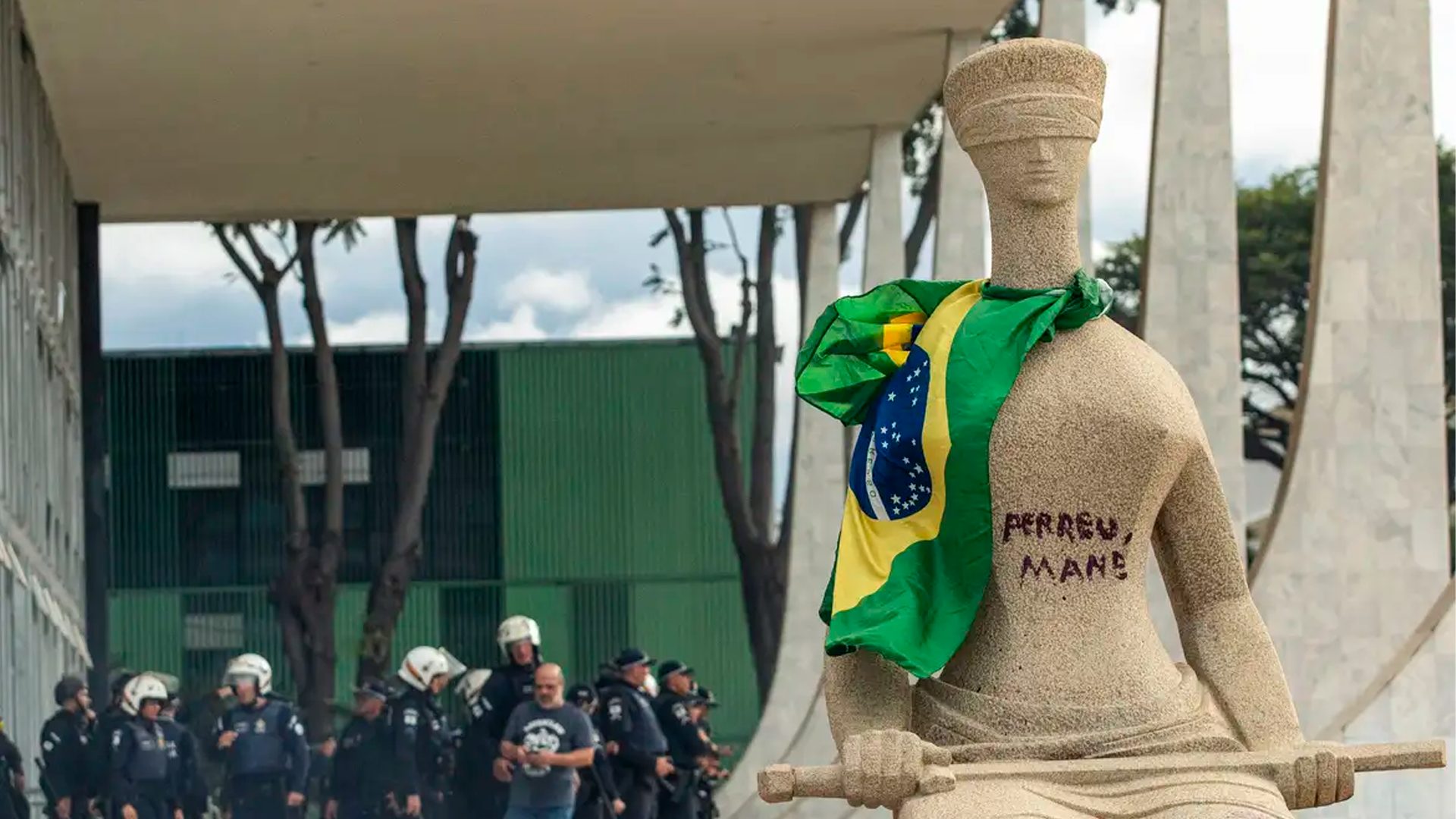 Mulher que pichou estátua do STF é condenada a 14 anos de prisão
