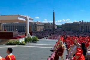 Multidão se despede do Papa Francisco em funeral solene no Vaticano