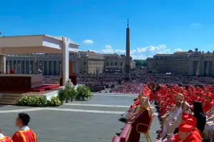 Multidão se despede do Papa Francisco em funeral solene no Vaticano