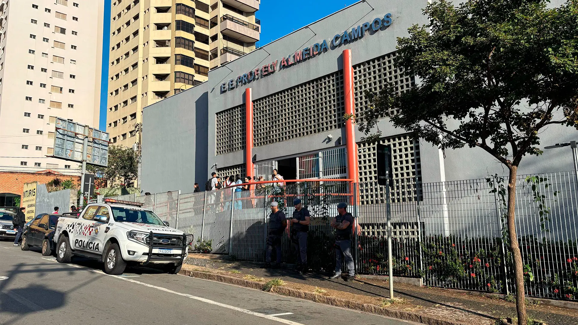 Pai de aluno agredido invade sala de aula e vandaliza local no Centro de Limeira