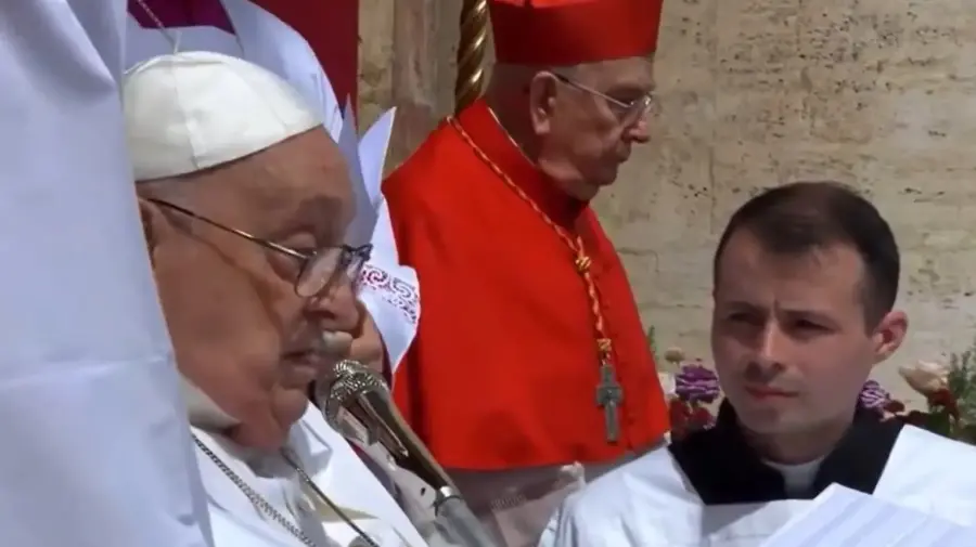 Papa reaparece na janela da Basílica de São Pedro e abençoa fiéis no Domingo de Páscoa