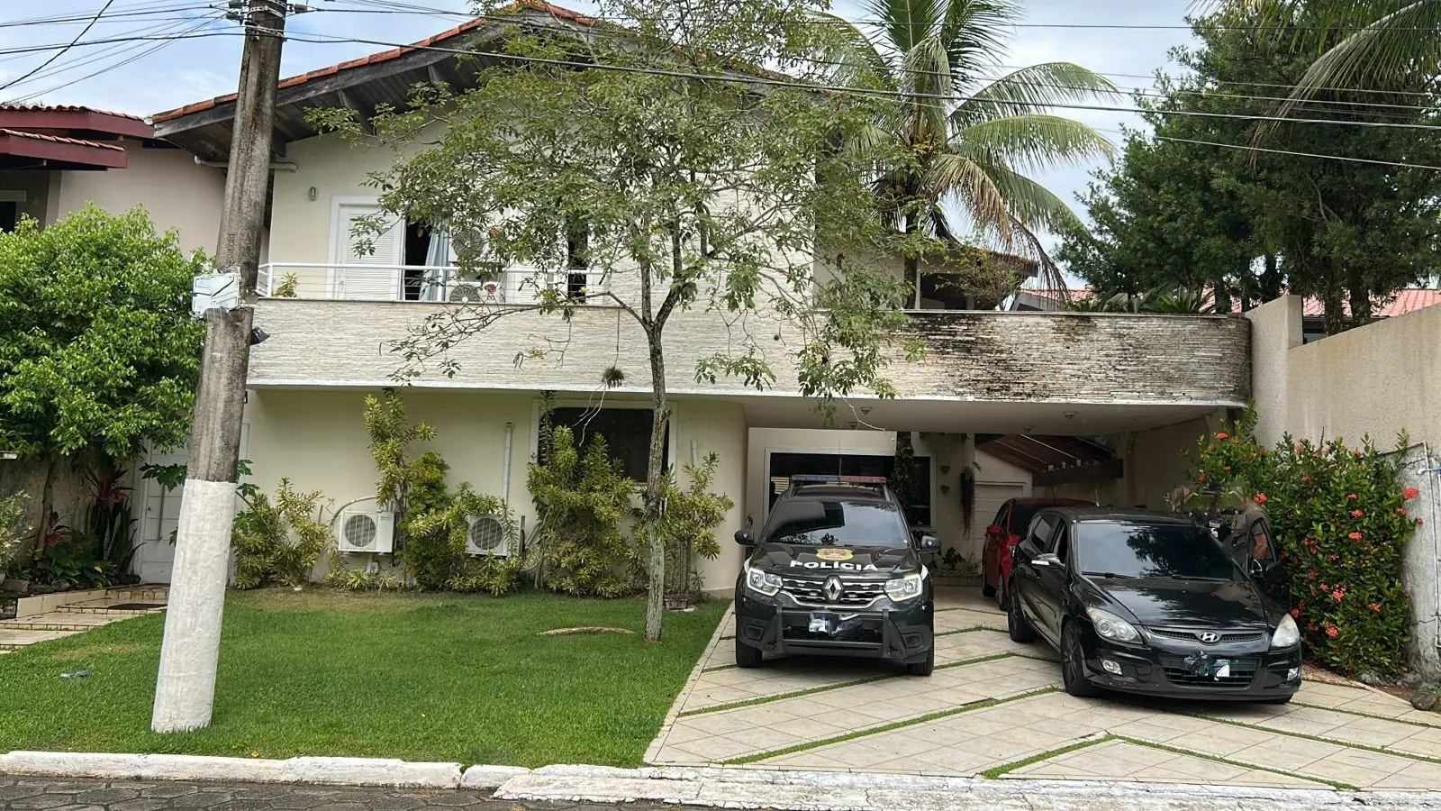 Polícia Civil estoura central de estelionato e prende 9 homens no Guarujá