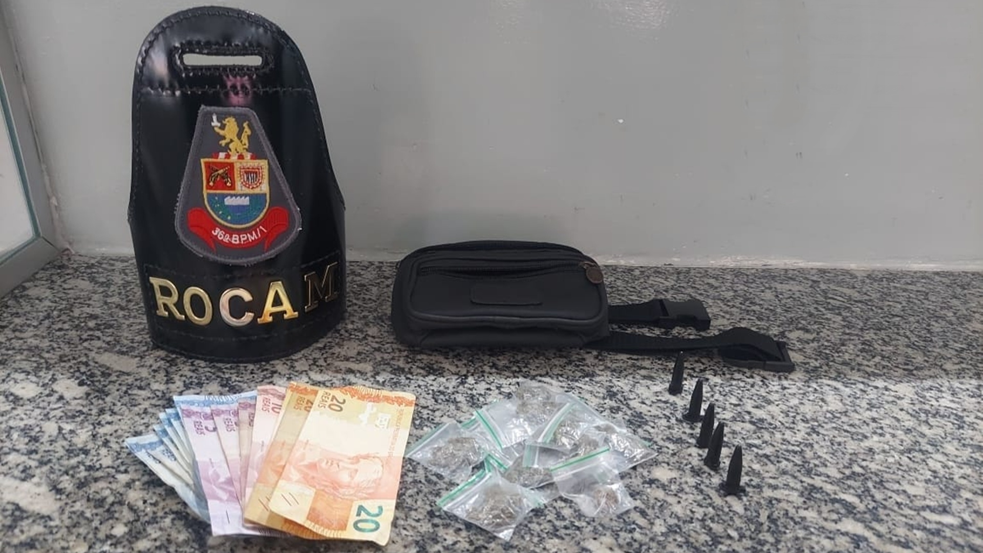 Polícia apreende drogas e detém suspeito na Av. Jaime Cheque, em Limeira