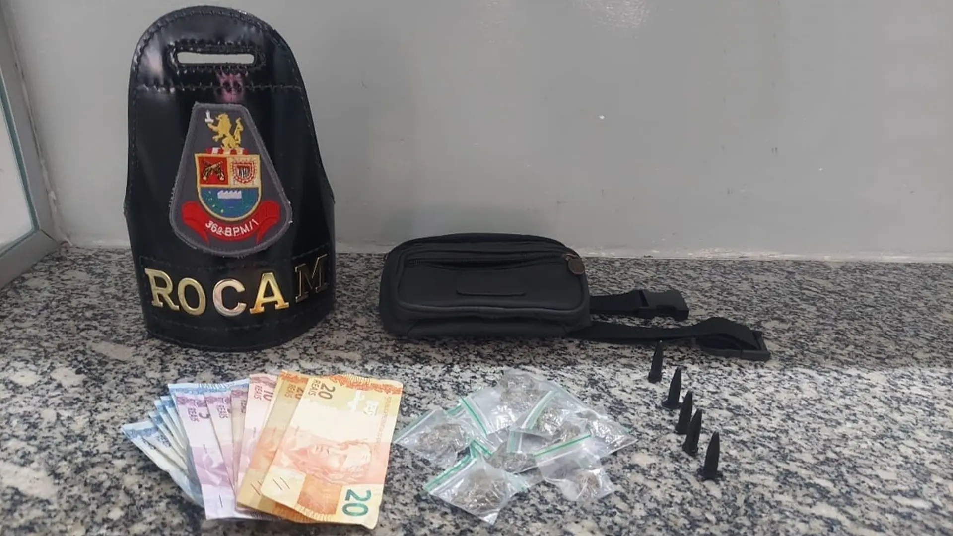 Polícia apreende drogas e detém suspeito na Av. Jaime Cheque, em Limeira