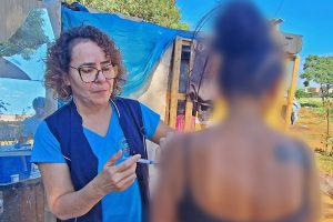 Secretaria de Saúde vacina população em situação de rua contra a gripe