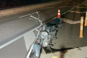 Três ficam feridos após colisão entre moto e bicicleta motorizada na SP-147