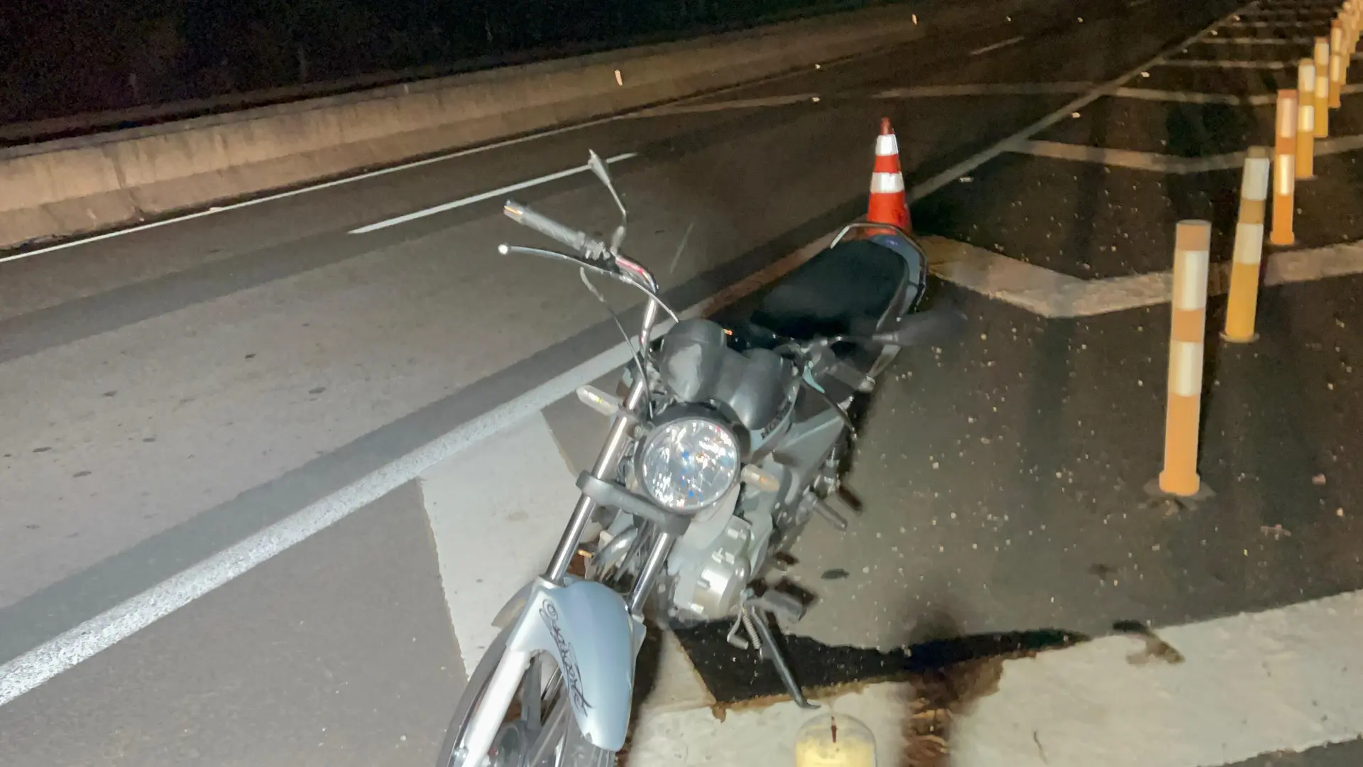 Três ficam feridos após colisão entre moto e bicicleta motorizada na SP-147