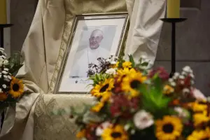 Vaticano confirma morte do papa por AVC e colapso cardiovascular