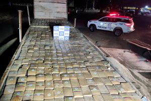 A Polícia Militar Rodoviária encontrou 865 quilos de skunk, uma droga conhecida como super maconha, escondidos em meio a uma carga de resíduos de soja.