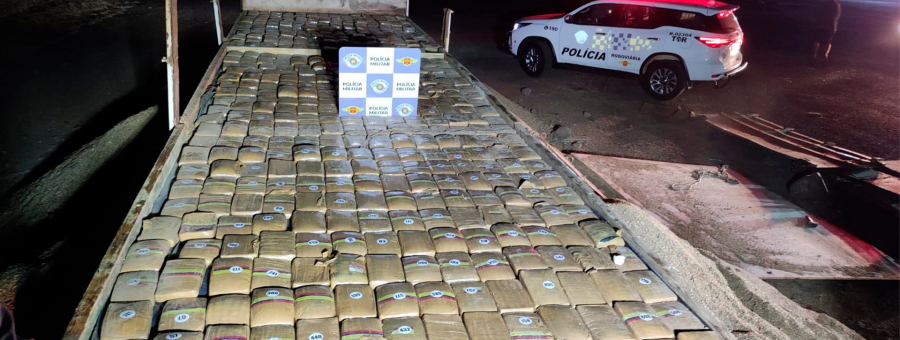 A Polícia Militar Rodoviária encontrou 865 quilos de skunk, uma droga conhecida como super maconha, escondidos em meio a uma carga de resíduos de soja.