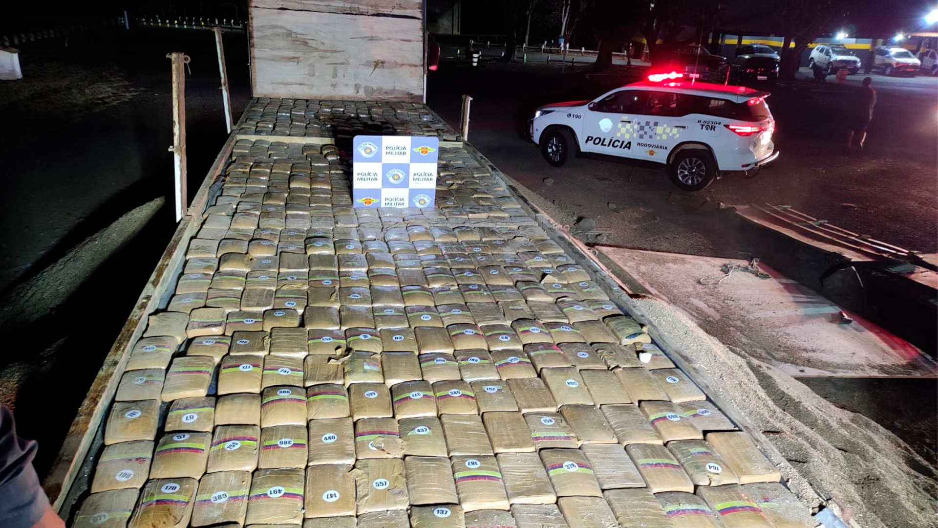A Polícia Militar Rodoviária encontrou 865 quilos de skunk, uma droga conhecida como super maconha, escondidos em meio a uma carga de resíduos de soja.