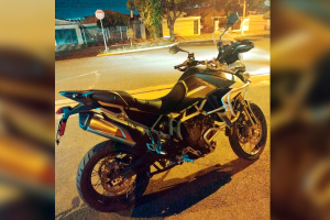 Adolescente é flagrado pilotando moto de alta cilindrada na Vila Esteves em Limeira