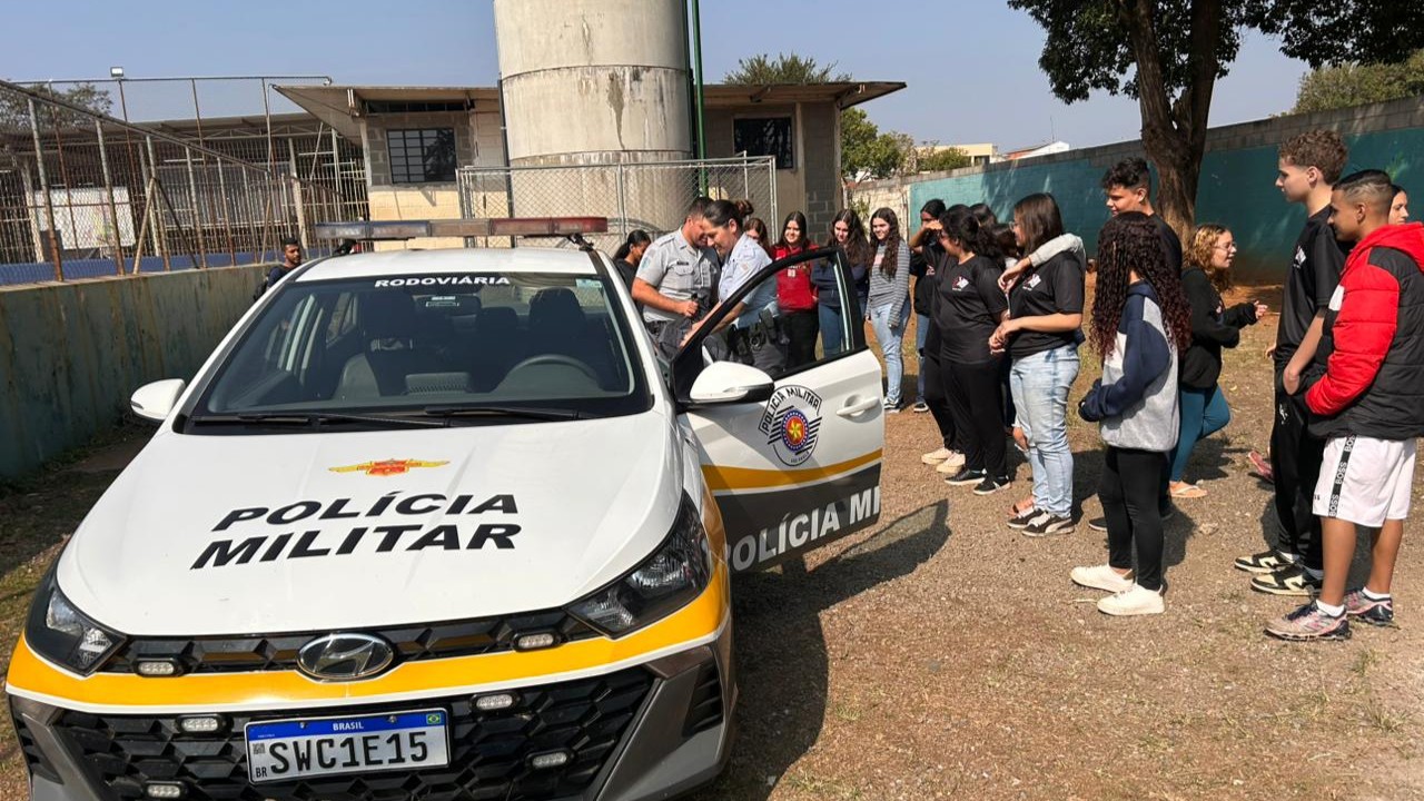 Alunos do 9º ano participam de palestra sobre segurança no trânsito coma Polícia Rodoviária
