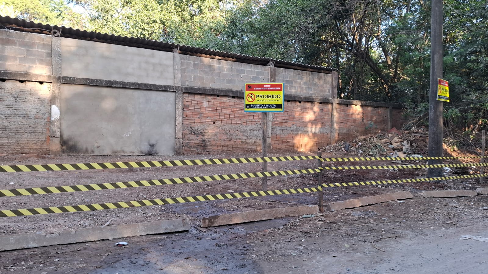 Após reportagem, Prefeitura limpa área da LIM-030 e instala placa proibindo descarte de lixo
