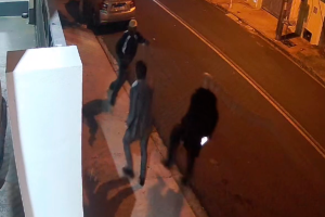 Apresentador Edinho Fernandes é ameaçado por homem armado na porta de emissora