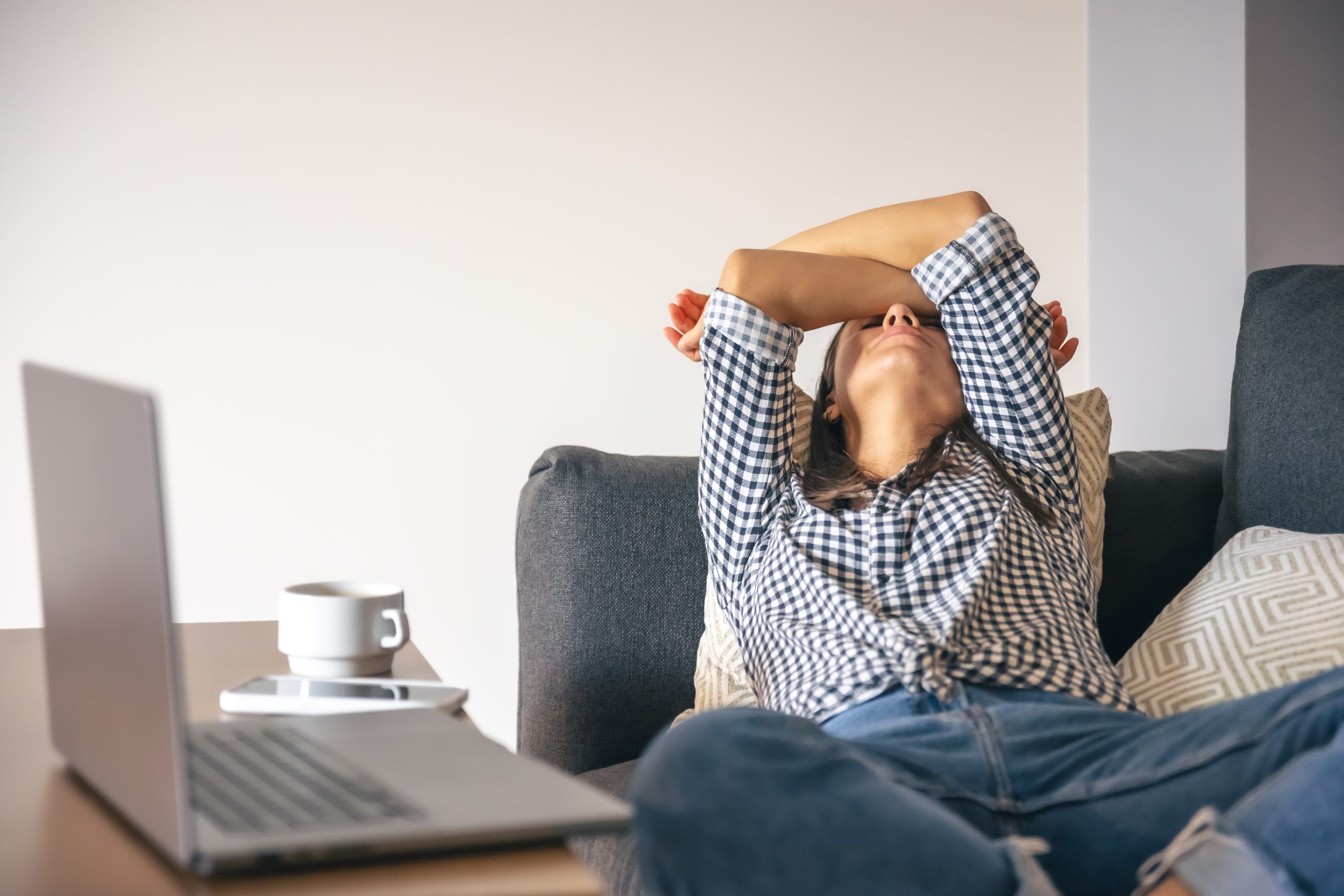 Entre os sintomas da síndrome estão exaustão extrema, insônia, muita irritabilidade, dificuldade de concentração, lapso de memória, dificuldade de tomar decisões, tontura, sensação de desmaio, alteração do batimento cardíaco, dor de cabeça