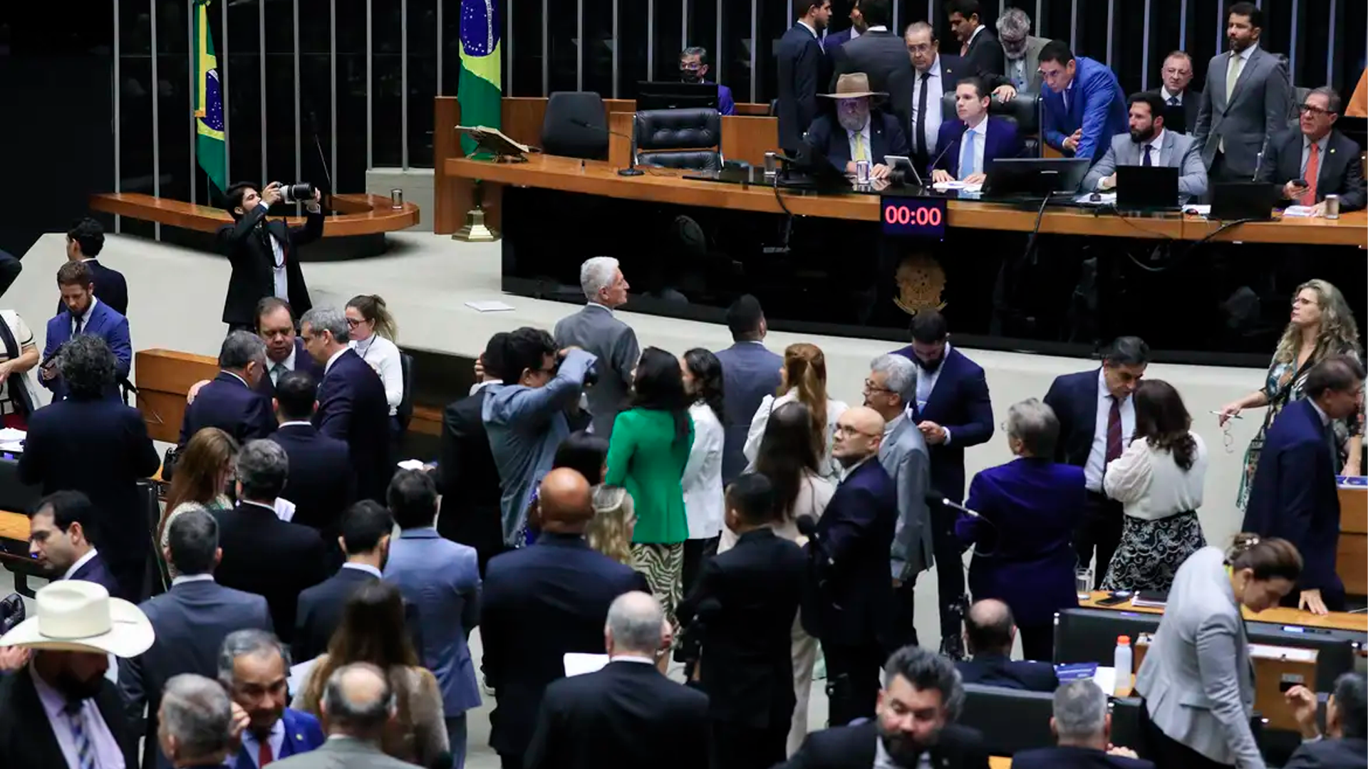 Câmara aprova projeto que reajusta salários de servidores públicos
