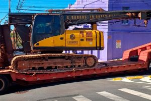 Caminhão enrosca em viaduto Jânio Quadros e causa congestionamento no centro de Limeira