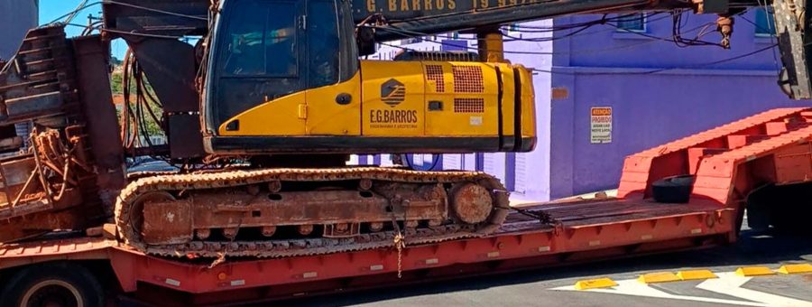 Caminhão enrosca em viaduto Jânio Quadros e causa congestionamento no centro de Limeira