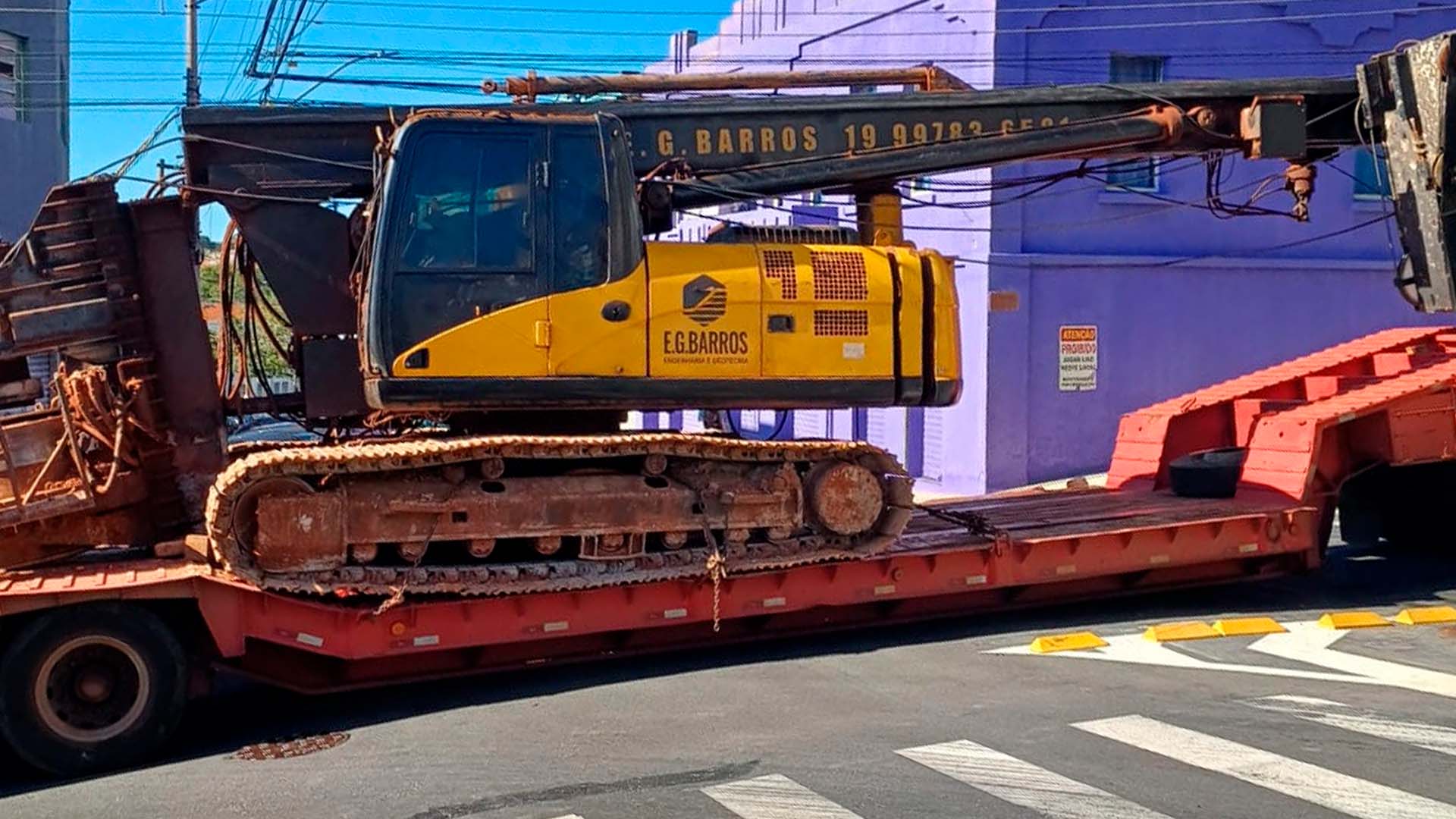 Caminhão enrosca em viaduto Jânio Quadros e causa congestionamento no centro de Limeira