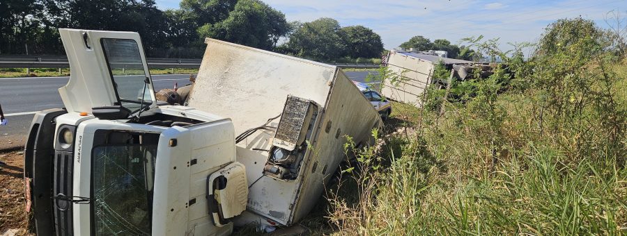 Caminhões colidem e tombam na Anhanguera em Limeira