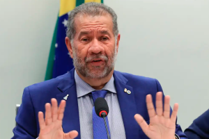 Carlos Lupi pede demissão após escândalo de fraudes no INSS