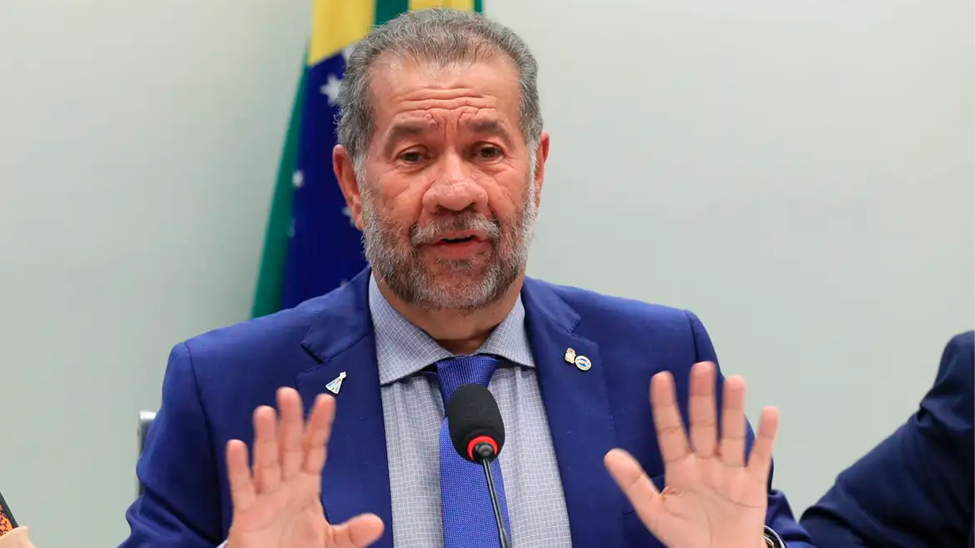 Carlos Lupi pede demissão após escândalo de fraudes no INSS