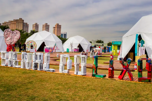 Chinelos descartados nas praias viram arte na Bienal do Lixo