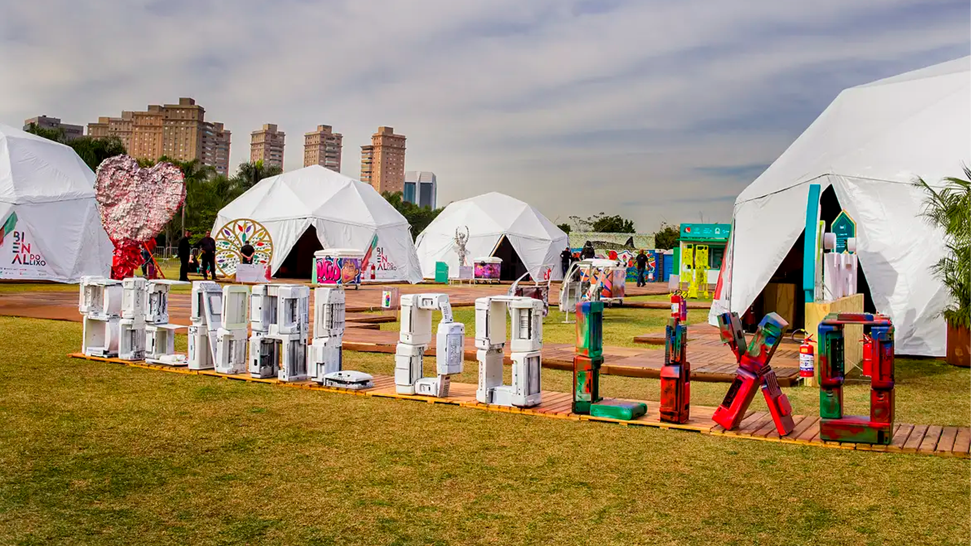 Chinelos descartados nas praias viram arte na Bienal do Lixo