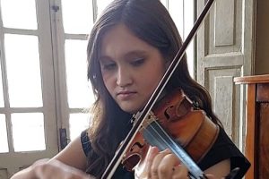 Com apenas 14 anos, violinista de Limeira é aprovada no Conservatório de Tatuí