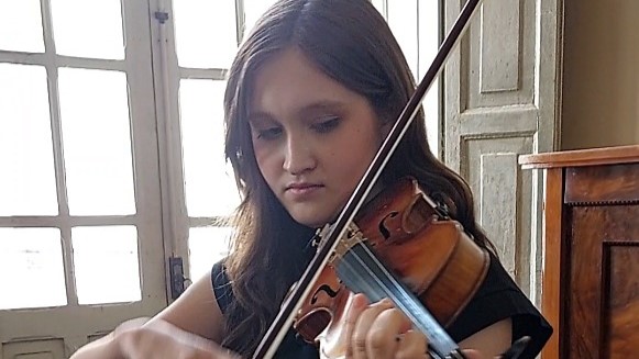 Com apenas 14 anos, violinista de Limeira é aprovada no Conservatório de Tatuí
