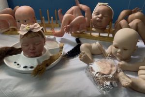 Como são fabricados os bebês reborns, a nova febre da internet