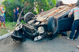Condutor atinge árvore e capota veículo no Jd. Roseira, em Limeira