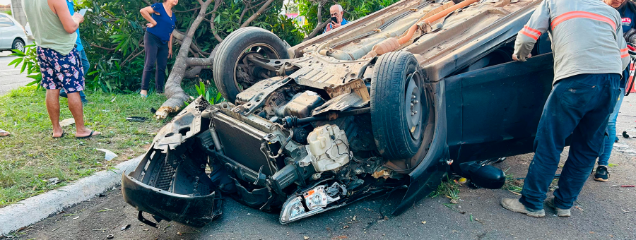 Condutor atinge árvore e capota veículo no Jd. Roseira, em Limeira
