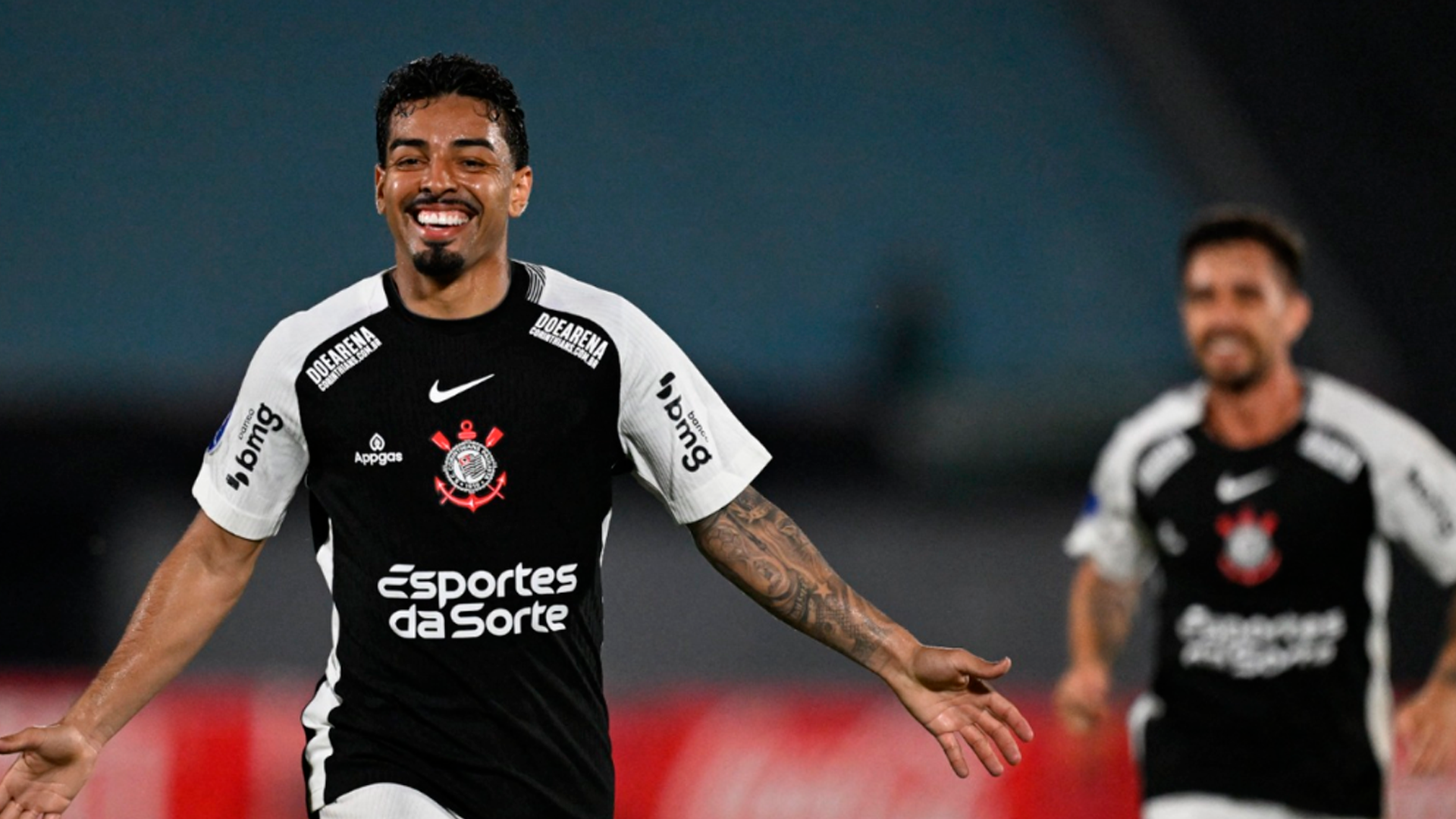 Corinthians vence o Racing-URU e assume a vice-liderança do Grupo C