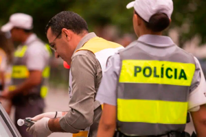 Entenda como funciona o teste do bafômetro