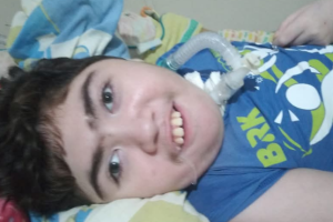 Família mobiliza campanha para comprar cadeira de rodas para adolescente com paralisia cerebral