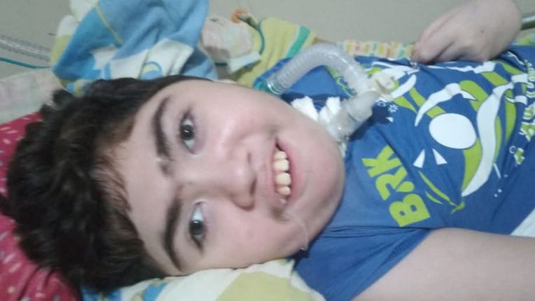 Família mobiliza campanha para comprar cadeira de rodas para adolescente com paralisia cerebral