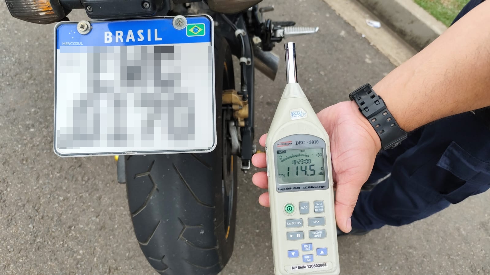 Fiscalização em Limeira apreende moto com escapamento barulhento no Jd. Marajoara