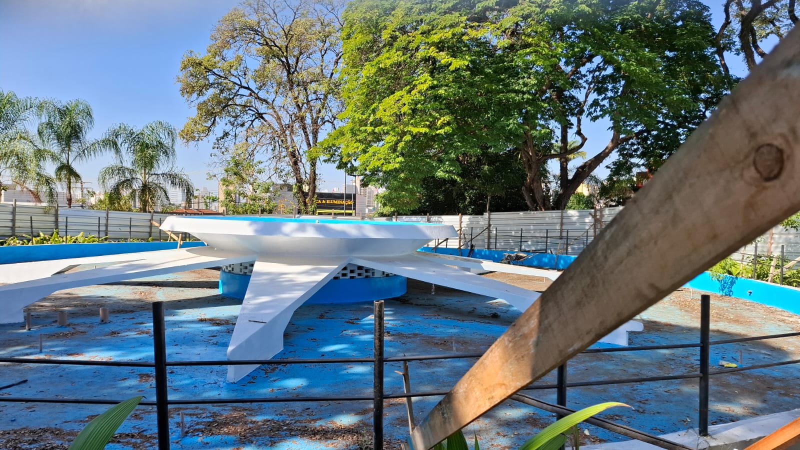 Fonte segue desativada após obra na Praça Maria Buzolin, em Limeira