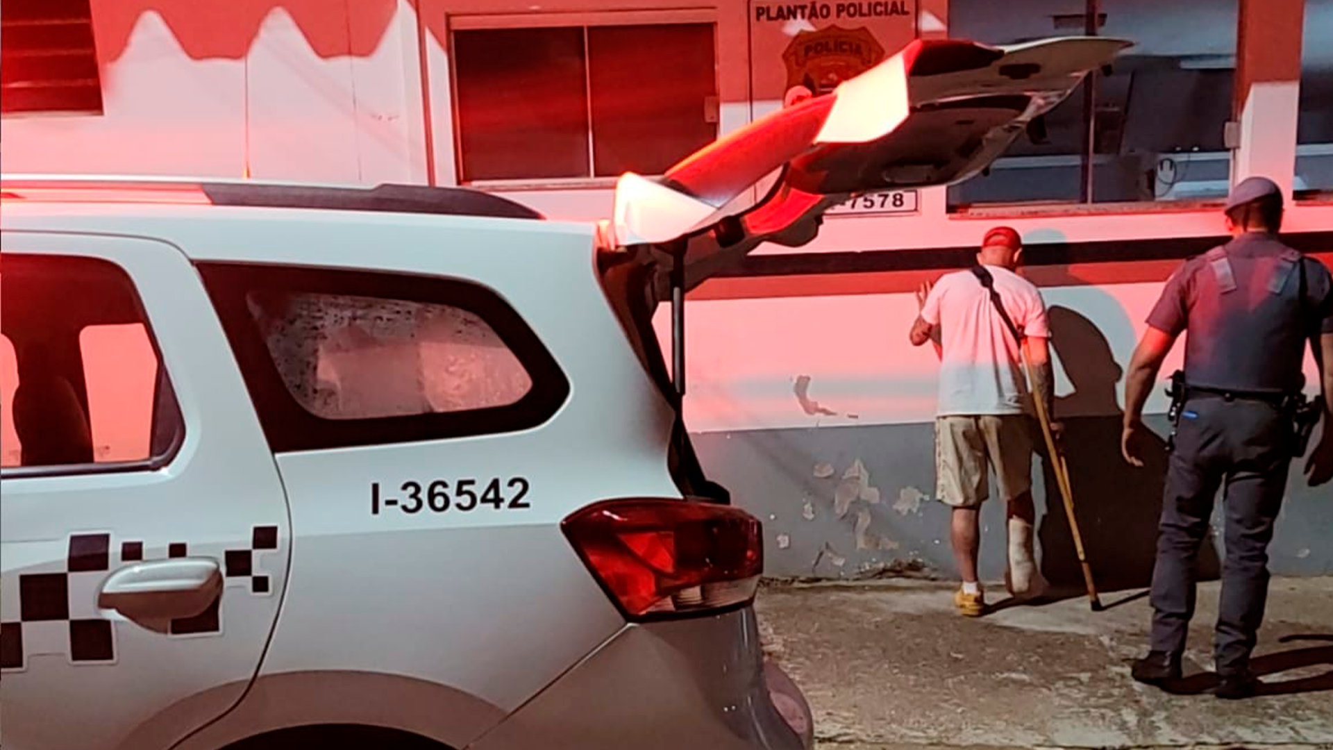 Homem agride ex com muletas em Cordeirópolis