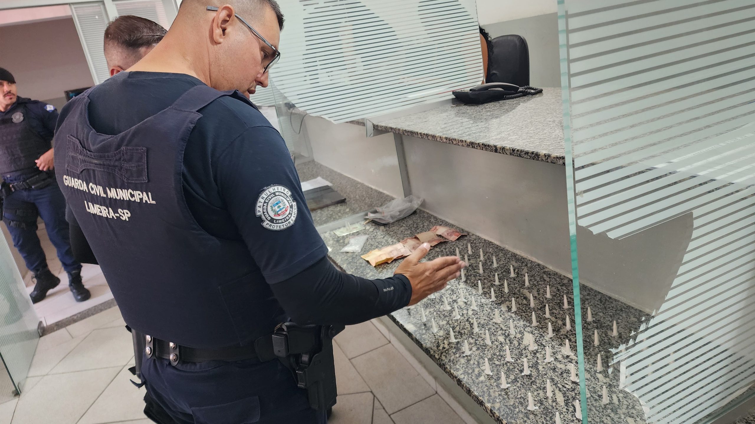 Homem é preso por tráfico de drogas no bairro Abílio Pedro, em Limeira