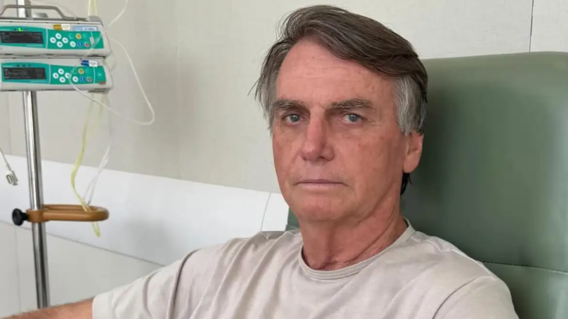 Jair Bolsonaro tem alta após três semanas internado em Brasília