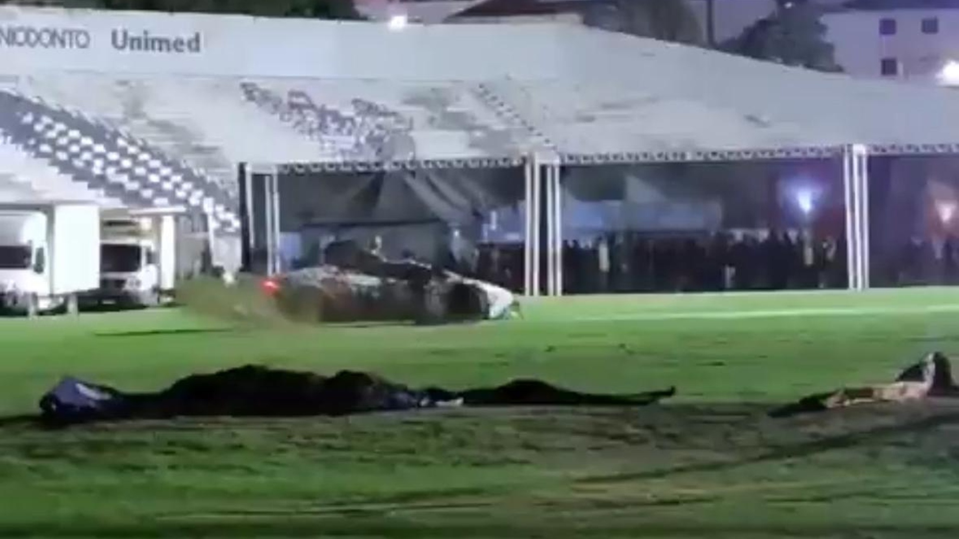 MC Ryan SP dá cavalo de pau com Lamborghini e estraga gramado do XV em Piracicaba