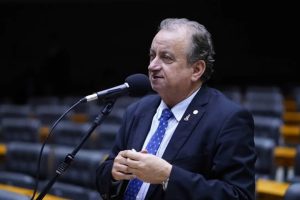 Miguel Lombardi vota contra aumento no número de deputados federais
